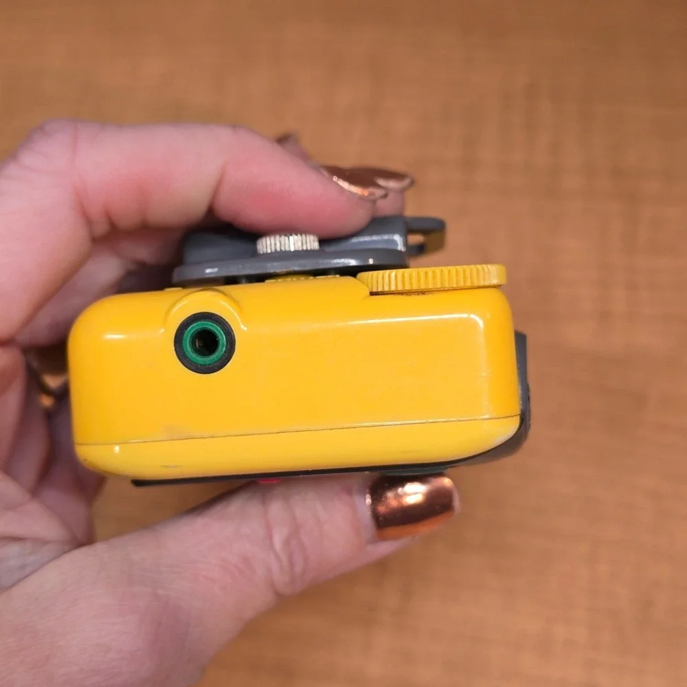 Vintage SONY Walkman Sports FM/AM Radio Yellow SRF-M70 with Belt‎ WORKING!